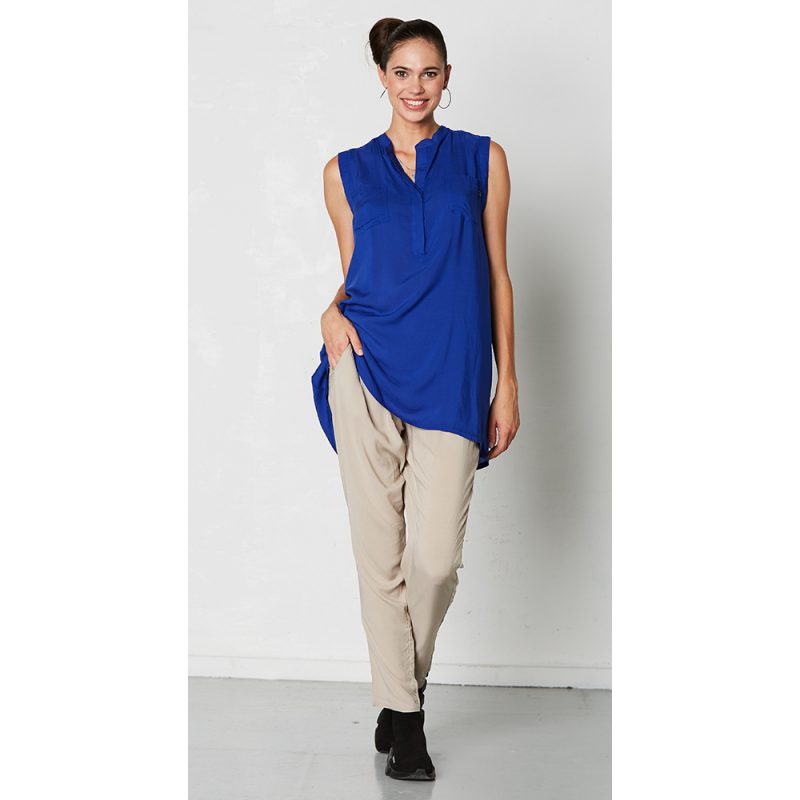 Blauw shirt lang mouwloos voorkant