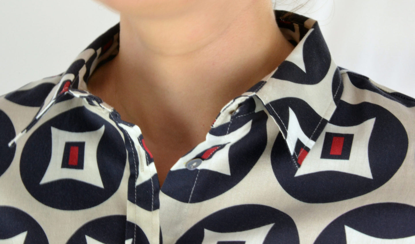 bloes wit met monogram blauw rood kraag