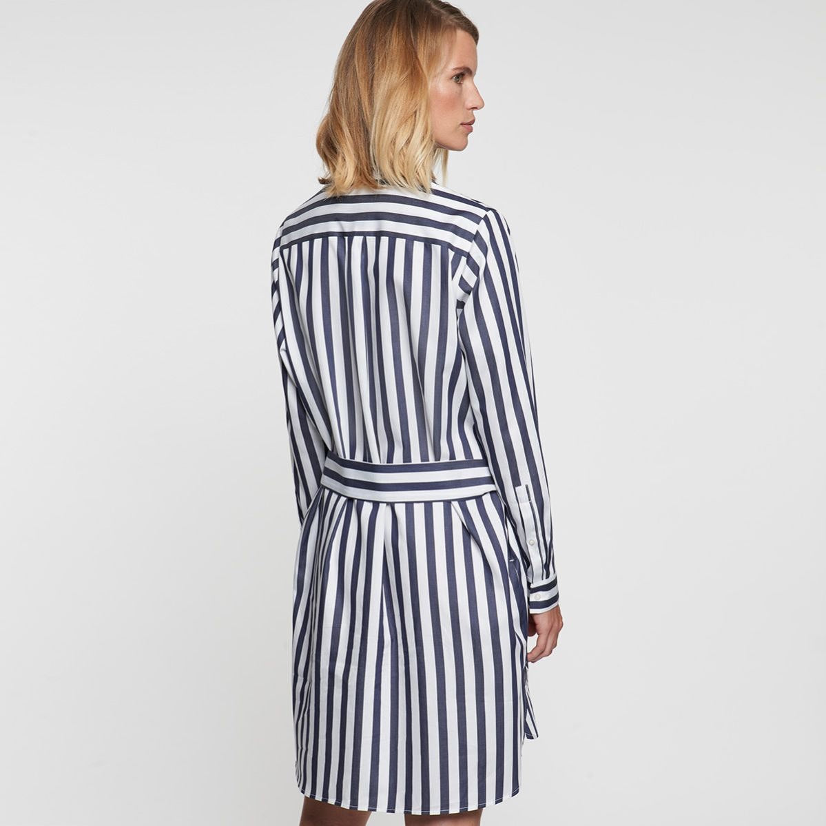 witte overhemdbloes jurk met strepen donkerblauw mouw achter