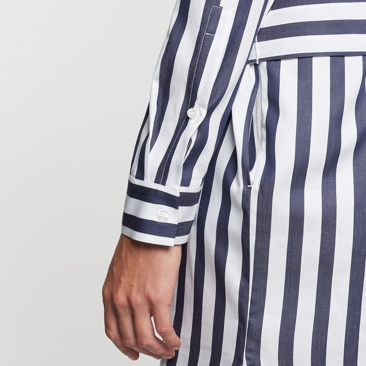 witte overhemdbloes jurk met strepen donkerblauw mouw