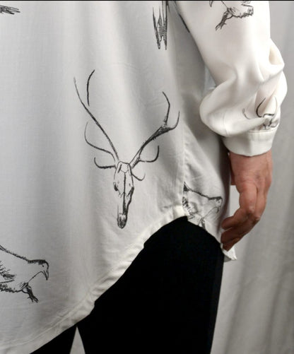 witte bloes met geschetste dieren eskimo inuit groenland mouw